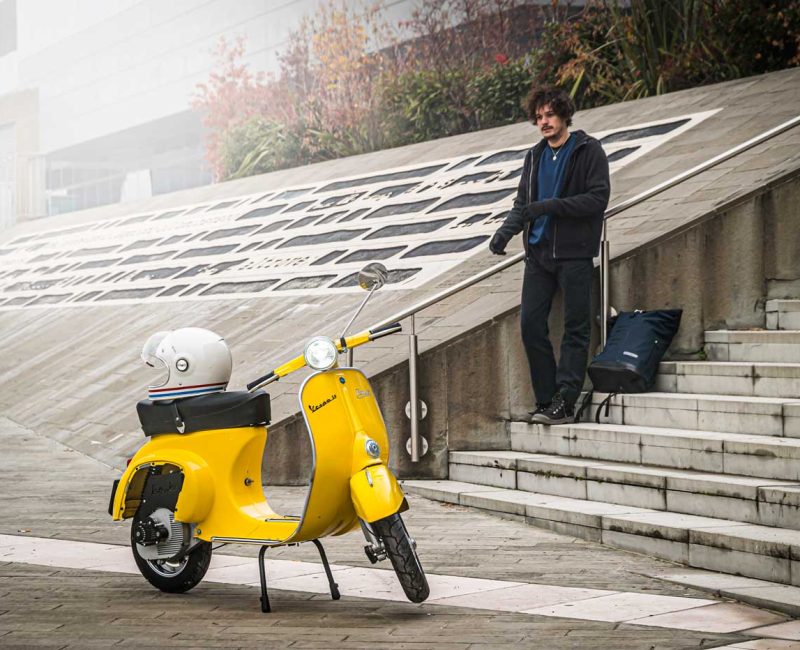 Vespa Elettrica Convertita Con Ragazzo Casual