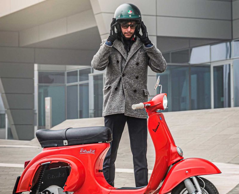 Business Con Vespa Elettrica Convertita Rossa