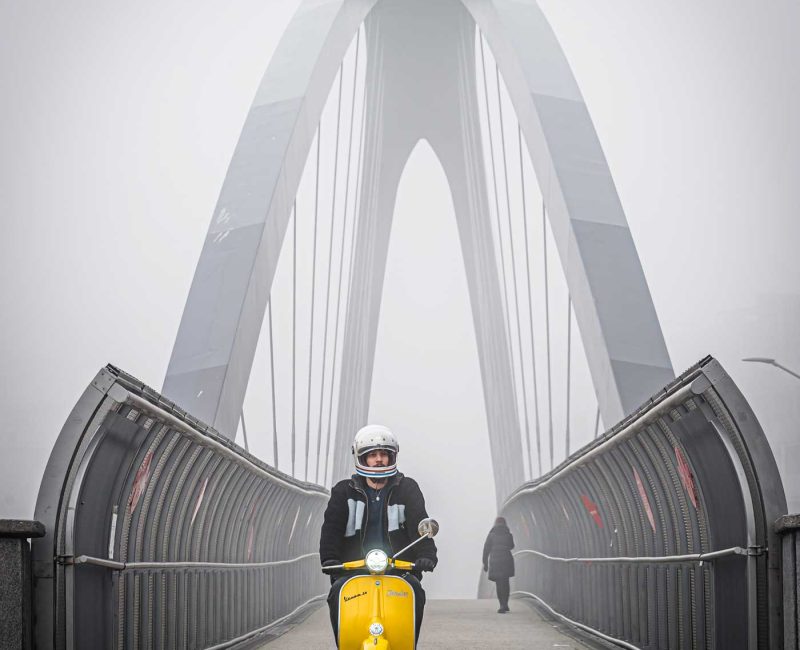 Vespa Elettrica Sul Ponte Convertita Con Retrokit