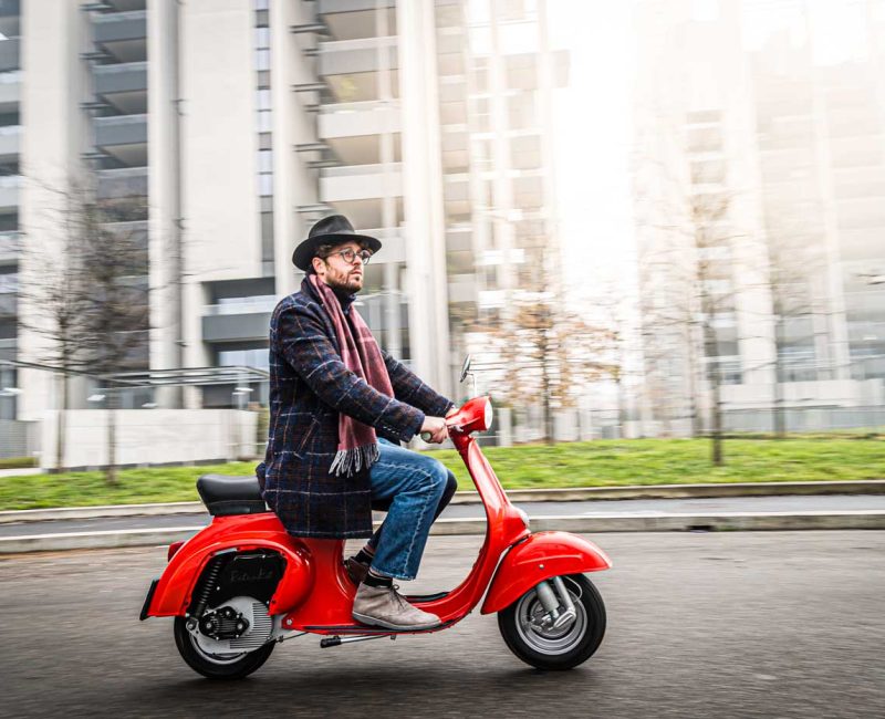 Vespa Elettrica R Rossa A Milano
