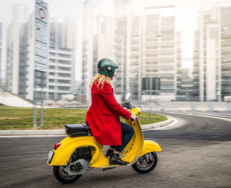 Ragazza Su Vespa Elettrica Gialla Retrokit