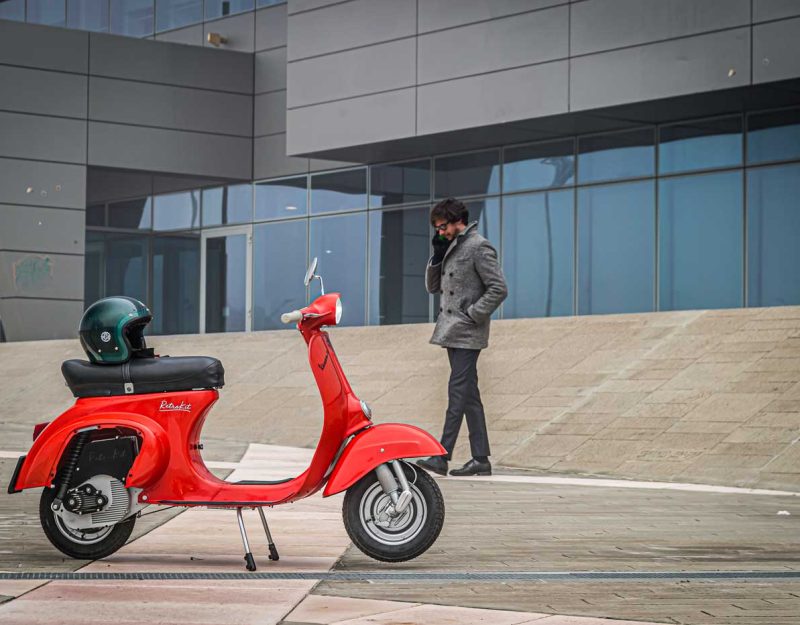 Vespa elettrica con retrokit business milano